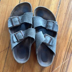 Arizona Birkenstocks size 37! Color is birkibuk like the photo from the website.